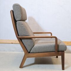 人気のkarimoku(カリモク家具)のWU46 ウォールナット材 パーソナルチェアです。スリムなアームはコンパクト印象のシングルソファ♪ハイバックタイプのシートなのでシアタールームなどにもおススメ♪の画像