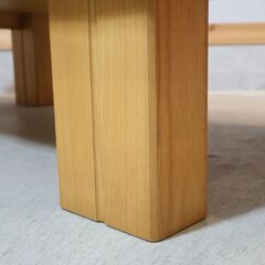 karimoku(カリモク家具)の木挽シリーズ 栓 和風民芸座卓です。シンプルでありながら重厚感のあるデザインのローテーブルは北欧スタイルや和モダンなどにおススメです！の画像