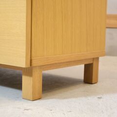 人気の無印良品(MUJI)のオーク材 キャビネット・木製扉！ナチュラルで明るい色合いのサイドボード。収納力もあり北欧スタイルインテリアにもおススメのリビングボードです♪ の画像