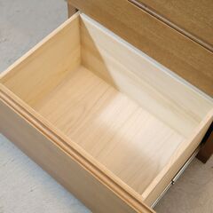 karimoku(カリモク家具)のチェストです。コンパクトなサイズ感で置き場所に困らず、収納力も抜群の洋服箪笥！どんなインテリアにも合わせやすいシンプルでナチュラルなデザインです♪ の画像