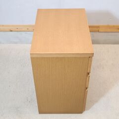 karimoku(カリモク家具)のチェストです。コンパクトなサイズ感で置き場所に困らず、収納力も抜群の洋服箪笥！どんなインテリアにも合わせやすいシンプルでナチュラルなデザインです♪ の画像