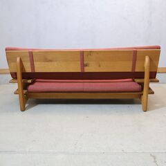 飛騨高山の家具メーカー キツツキマークの飛騨産業(HIDA)より 森のことばシリーズの2人掛けソファです。ロータイプでワイドなフォルムの2シーターは和モダンにオススメです♪の画像