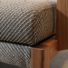 karimoku(カリモク家具)のWU46 ウォールナット材 2人掛けソファです。ヘッドレスト付きのセミハイバックタイプで快適な空間を演出するラブソファです。北欧スタイルや和のテイストにもオススメ♪ の画像