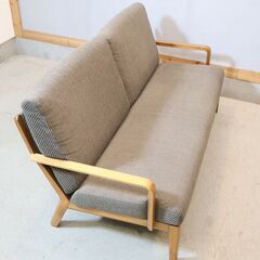 karimoku(カリモク家具)のWU46 ウォールナット材 2人掛けソファです。ヘッドレスト付きのセミハイバックタイプで快適な空間を演出するラブソファです。北欧スタイルや和のテイストにもオススメ♪ の画像