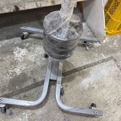 メーカー不明　タワー型タイヤラック 詳細不明【中古品】の画像