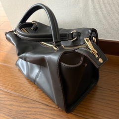 小さめ黒のかばんの画像