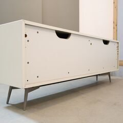 北欧デンマークのブランドBoConcept(ボーコンセプト)のFERMO(フェルモ) サイドボードです。直線的なスクエアフォルムがモダンなテレビボード。シンプルなデザインは上品で清潔感のある空間に♪の画像