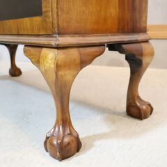 英国アンティークのクラシカルなキュリオケースです！美しい木目で上品な質感と猫脚のクラシックなフォルムは洗練された空間に♪！ご家庭のリビングや寝室などはもちろん、店舗用の什器としてもオススメです♪の画像