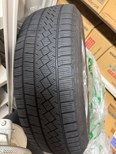 スタッドレスタイヤ　205／65  R16  95T　アルミホイール付き　
トヨタカムリで1シーズン使用　室内保管