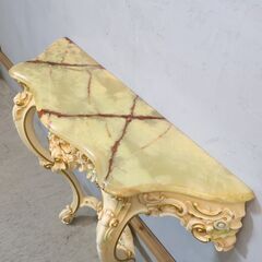 イタリアの老舗装飾家具メーカー SILIK(シリック)のコンソールテーブルです。アンティーク調のクラシックな装飾と大理石天板がエレガントな佇まいのホールテーブル。上品なヨーロピアンテイストに♪の画像