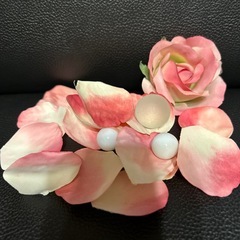 バラと花びら、ストーンセットの画像
