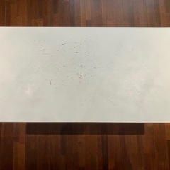 テーブルとソファーのセットの画像