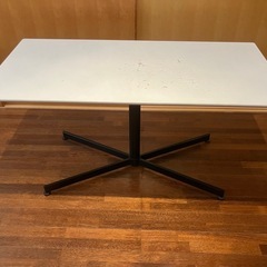 テーブルとソファーのセットの画像