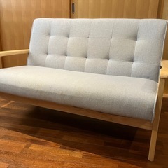 テーブルとソファーのセットの画像