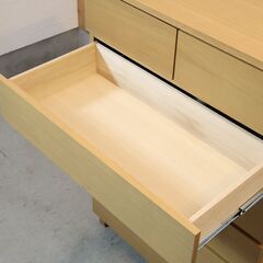 オーク材を使用した無印良品(MUJI)の木製6段ワイドチェストです。ナチュラルな質感と明るい色合いはシンプルでオシャレ♪ハイタイプで収納力もあるので2人暮らしにもおススメのタンスです！の画像