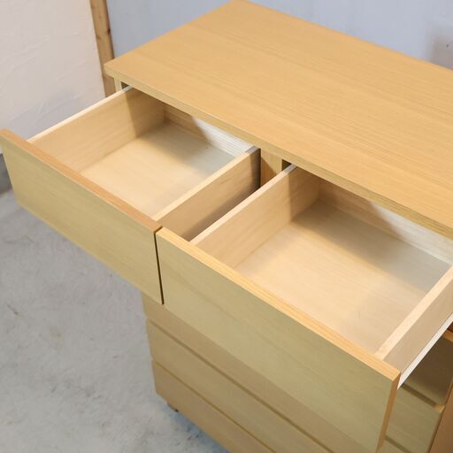 オーク材を使用した無印良品(MUJI)の木製6段ワイドチェストです。ナチュラルな質感と明るい色合いはシンプルでオシャレ♪ハイタイプで収