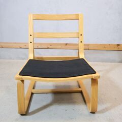 無印良品(MUJI)の人気のリビングでもダイニングでもつかえるソファーチェアーです！コンパクトなサイズとゆったりとしたデザイン。オーク材のフレームはナチュラルな北欧スタイルなどにも♪の画像