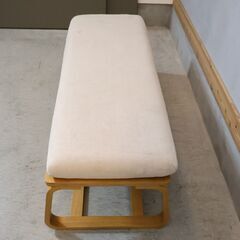 無印良品(MUJI)の人気のリビングでもダイニングでもつかえるベンチ 2人掛けです！コンパクトなサイズとゆったりとしたシートのデザイン。オーク材のフレームはナチュラルな北欧スタイルなどにも♪の画像