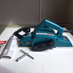 【新品・未使用品】　makita/マキタ　110㎜カンナ/替刃式　電気カンナ　1911BSP　替刃カンナ刃2枚入り/A-17681付きの画像