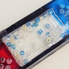 ハンドメイド レジン シャカシャカビーズキーホルダー Switch型 赤×青コントローラー 推し活グッズ バッグチャームの画像