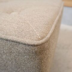 カリモク60より希少な限定モデル フラノベージュ+チェリー材 オットマンです。北欧スタイルのレトロなデザインが魅力のコンパクトなスツール♪カフェスタイルやヴィンテージテイストに♪の画像