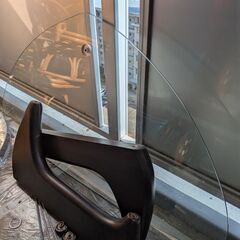 とうの椅子２脚　ガラステーブル縦75cm横1.10m高さ45cmの画像