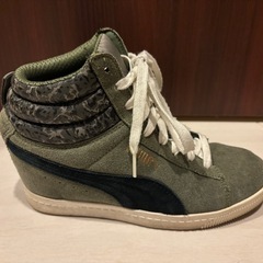 PUMA ハイカットスニーカーの画像