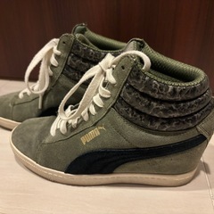PUMA ハイカットスニーカーの画像