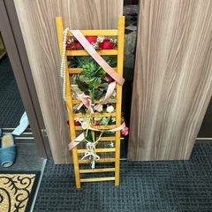 花とパールの華やかアクセサリーの画像