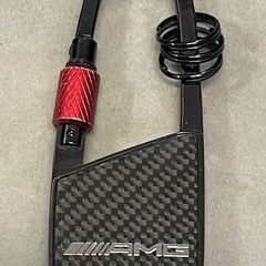 AMG カーボンファイバー キーホルダーです。 使用機会がないため出品いたします。 目立った傷や汚れはありません。  【商品の状態】目立った傷や汚れなし  大きさ　サイズ 縦　6.5センチ 横　3センチ 重さ　28グラム  何かご質問ございましたら お気軽にお問合せ下さい。 すぐにご対応させて頂きます。  よろしくお願いいたします。の画像