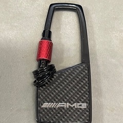 AMG カーボンファイバー キーホルダーです。 使用機会がないため出品いたします。 目立った傷や汚れはありません。  【商品の状態】目立った傷や汚れなし  大きさ　サイズ 縦　6.5センチ 横　3センチ 重さ　28グラム  何かご質問ございましたら お気軽にお問合せ下さい。 すぐにご対応させて頂きます。  よろしくお願いいたします。の画像
