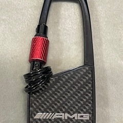 AMG カーボンファイバー キーホルダーです。 使用機会がないため出品いたします。 目立った傷や汚れはありません。  【商品の状態】目立った傷や汚れなし  大きさ　サイズ 縦　6.5センチ 横　3センチ 重さ　28グラム  何かご質問ございましたら お気軽にお問合せ下さい。 すぐにご対応させて頂きます。  よろしくお願いいたします。の画像