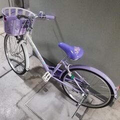 女の子小学低学年自転車とヘルメットの画像