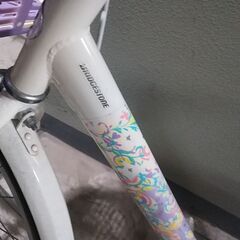 女の子小学低学年自転車とヘルメットの画像