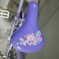 女の子小学低学年自転車とヘルメットの画像