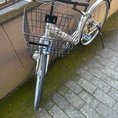 リサイクルショップどりーむ荒田店　No514 自転車　シティサイクル　２７インチ　白　ギア切り替え６段変速　LEDオートライト付き♪　鍵付き♪の画像