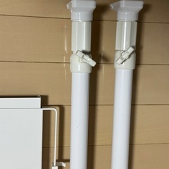 山崎実業 伸縮 つっぱり棒用棚板 Ｌ ホワイト 約W46.5~90XD35.5XH3cm タワー 簡易棚 つっぱり棒に乗せるだけ 定価¥3300
の画像