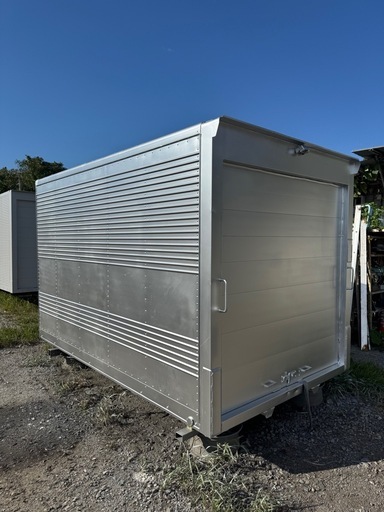 仕上げ済み！軽々シャッタードア！まさにバイクガレージ！使い勝手抜群！倉庫物置用 2トンロングコンテナ