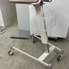パラマウントベッド 歩行補助器 歩行器 アームレスト高さ調整　介護　福祉　腰痛　ぎっくり腰　愛知県 一宮市 名古屋 稲沢 江南 岩倉 岐阜 羽島 各務ヶ原 三重 愛知 グッドプライス一宮の画像