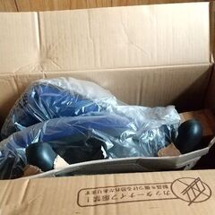 未使用の椅子 BLUEの画像