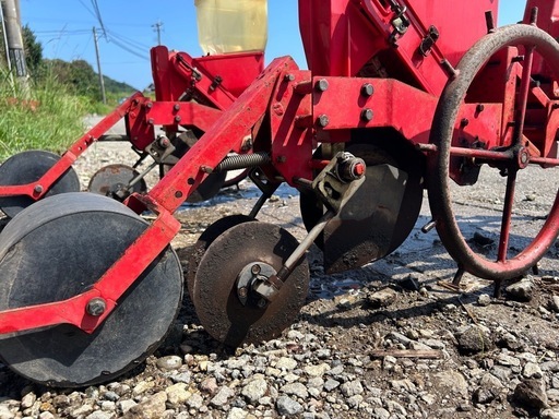 向井工業 ごんべえ　トラクター牽引　種まき機　ベルト繰上式　3条 大豆・麦・コーン ほうれん草 そば そ菜 畑 ハウス 農機具 条間マーカー付き　TS-570　ごんべい 宮崎