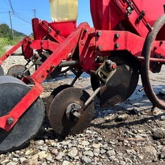 向井工業 ごんべえ　トラクター牽引　種まき機　ベルト繰上式　3条 大豆・麦・コーン ほうれん草 そば そ菜 畑 ハウス 農機具 条間マーカー付き　TS-570　ごんべい 宮崎の画像