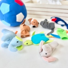 IKEA 指人形と布製サッカーボールの画像