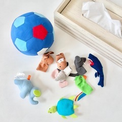 IKEA 指人形と布製サッカーボールの画像