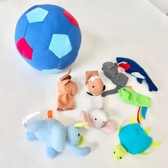 IKEA 指人形と布製サッカーボールの画像