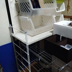 ラックいろいろとおしぼり保温機とウェットの保温機です。の画像