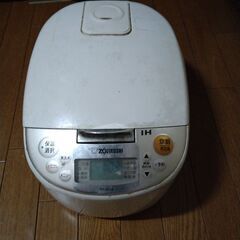 電話機と炊飯器とテレビ3点です。の画像