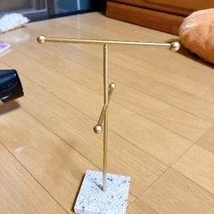 アクセサリーを飾る物の画像