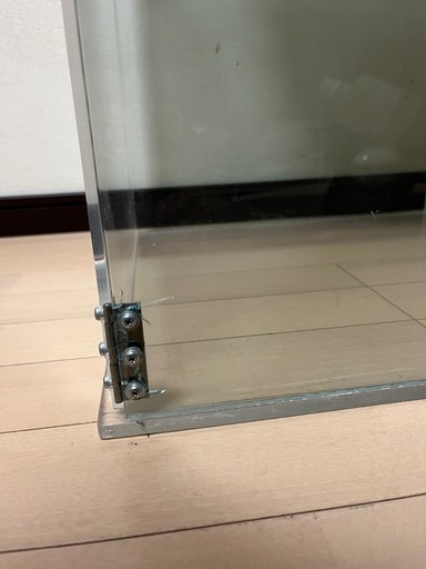 ガラスに見えるアクリルケース