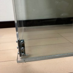 ガラスに見えるアクリルケースの画像